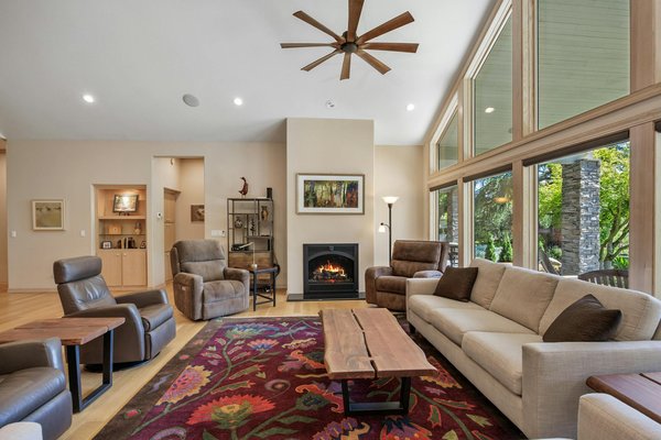 Guide pratique pour choisir la fenêtre de toit parfaite et optimiser la lumière naturelle dans une pièce sombre